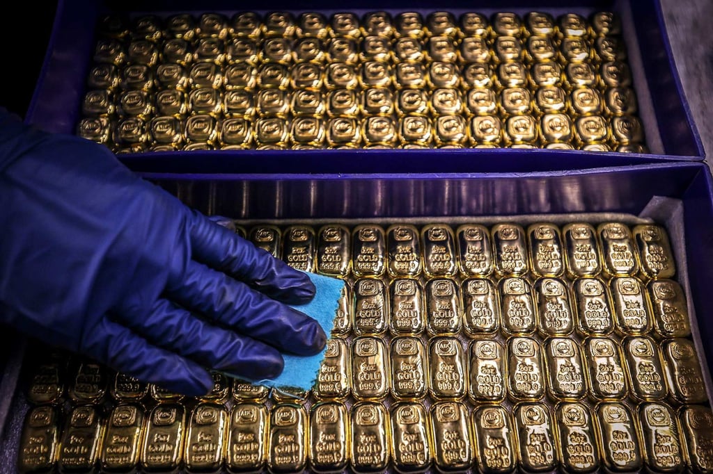 Gold prices continue to fall after sharp drop