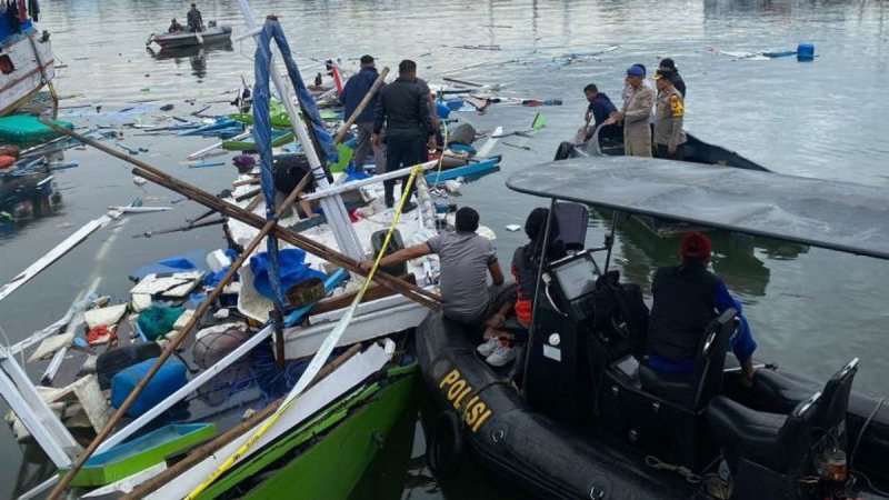 Ship explodes in Indonesia port, 8 injured