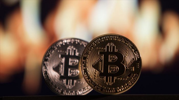 Bitcoin loses 25% in last 7 days, hovers at $63,000 threshold