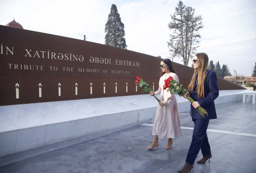   Leyla Aliyeva und Alena Aliyeva besuchen Gandscha-Gedenkkomplex  
