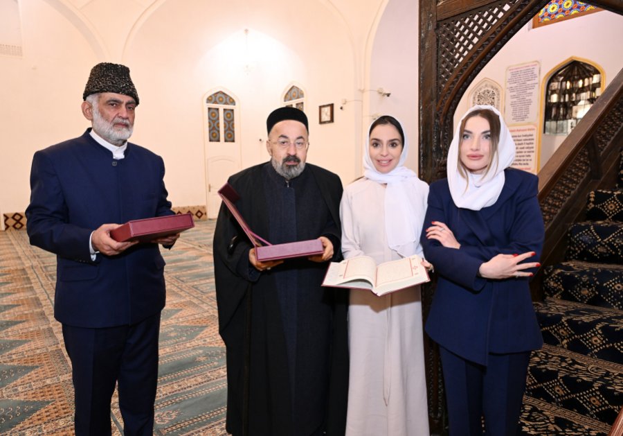  Leyla Aliyeva und Alena Aliyeva besuchen die Schah-Abbas-Moschee in Gandscha 