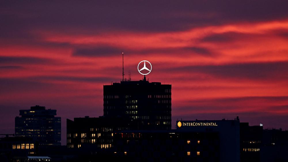   Gewinn bei Mercedes halbiert  