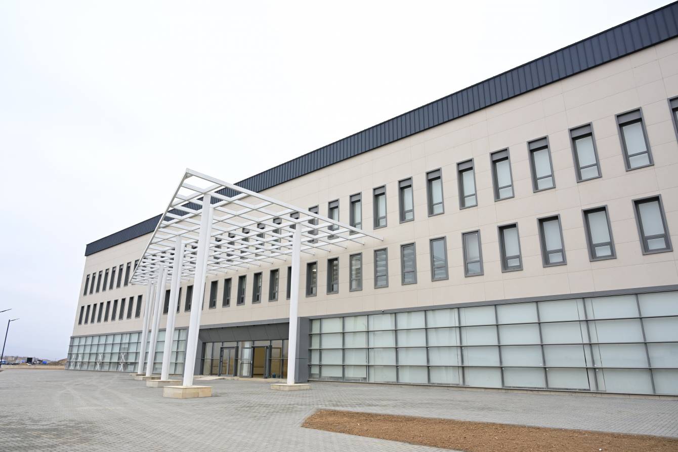  Unterricht an der Schule Nr. 1 in der Stadt Aghdam im befreiten Gebiet Aserbaidschans wurde wieder aufgenommen 