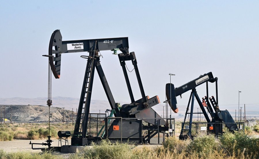 Oil prices fall in global markets
