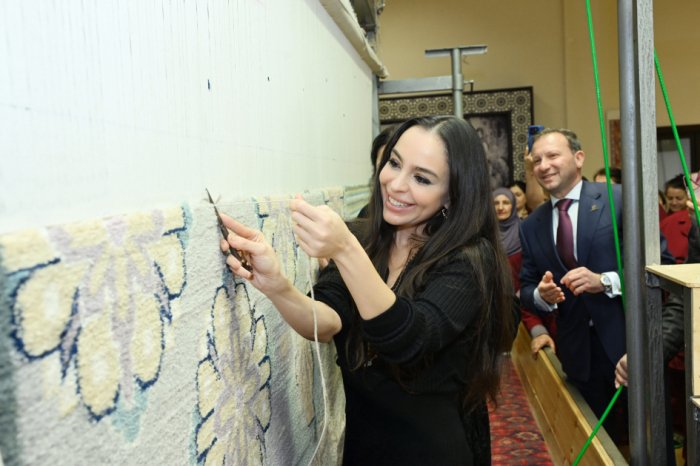    Şuşa məscidi üçün növbəti xalçaların kəsimi olub   
