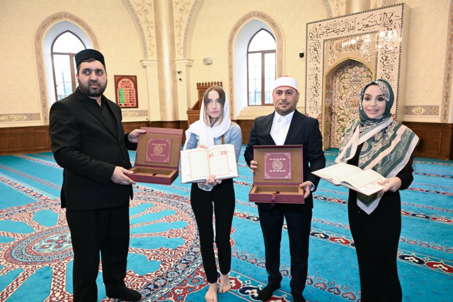   Leyla Aliyeva und Alena Aliyeva besuchen Dschuma-Moschee  