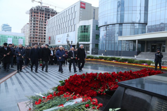    Qərbi Azərbaycan İcması Xocalı soyqırımı abidəsini ziyarət edib  
   