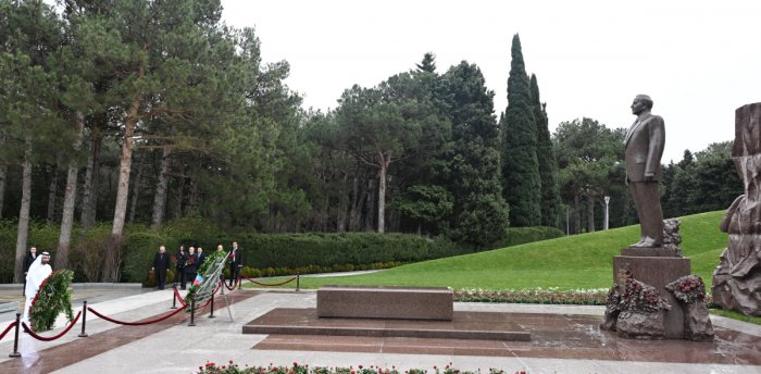 Arab Parliament president visits Alley of Honor, Victory Park in Baku