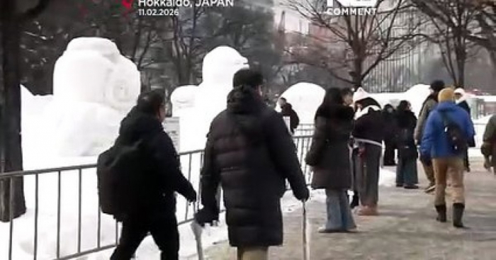 Des sculptures de neige et de glace attirent les visiteurs du festival d