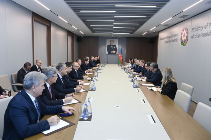   El Ministro de Exteriores de Azerbaiy&aacute;n se re&uacute;ne con los Presidentes de las Comisiones de Relaciones Exteriores de los Parlamentos de T&uuml;rkiye y Georgia  