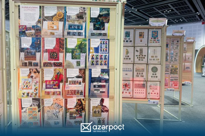 Sellos de Azerbaiy&aacute;n exhibidos en una exposici&oacute;n filat&eacute;lica internacional en Dub&aacute;i