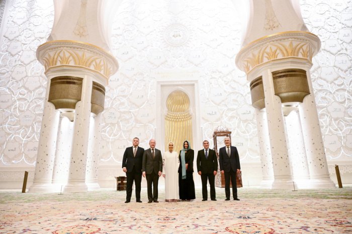 Leyla Aliyeva visita la Gran Mezquita Sheikh Zayed en Abu Dabi