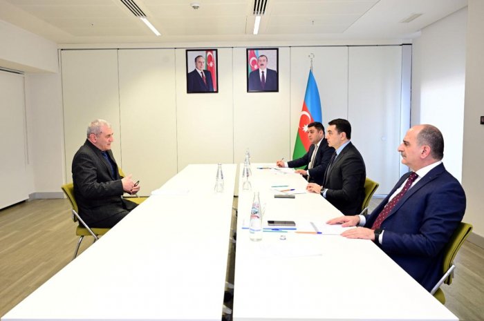 Adil Kərimli Qaxda vətəndaşların müraciətlərini dinləyib
