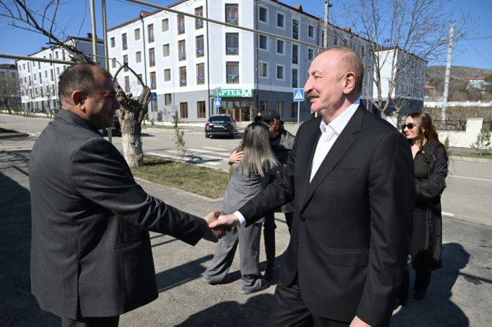  El Presidente Ilham Aliyev visita Khojavend y se re&uacute;ne con residentes locales 