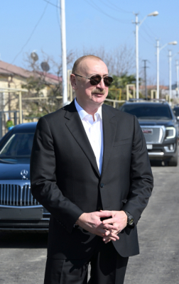  El Presidente Ilham Aliyev se familiariza con las obras en la aldea de Khanabad de Joyal&iacute; 