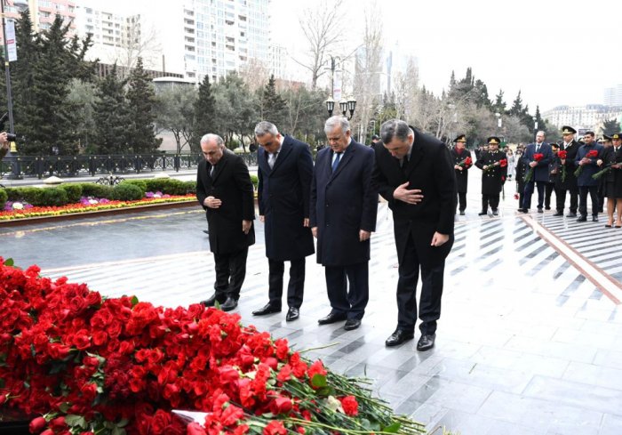 Vəkillər Kollegiyasının rəhbərliyi Xocalı soyqırımı abidəsini ziyarət edib
