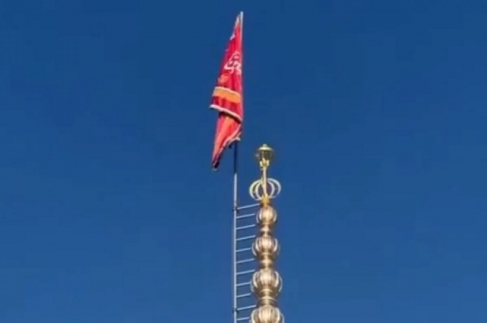 İranda Cəmkəran məscidində “intiqam bayrağı” qaldırılıb