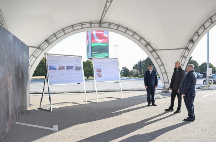  Ilham Aliyev se familiariza con los veh&iacute;culos de recogida de residuos dom&eacute;sticos en Bak&uacute; 