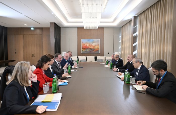  El Presidente Ilham Aliyev recibe al Comisario Europeo de Energ&iacute;a y Vivienda 