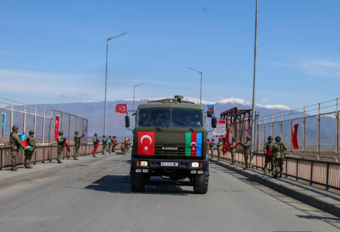    Türkiyə və Azərbaycan hərbçiləri bayraqları dəyişiblər     
