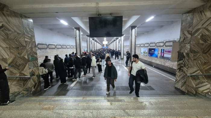 Bakı Metrosunda qatarlar dayandı 