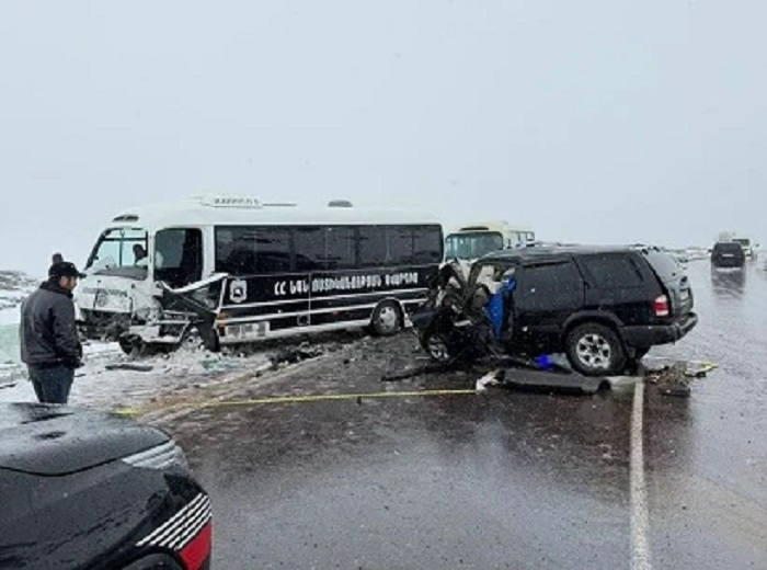 Paşinyanı müşayiət edən polis avtobusu qəzaya uğrayıb
