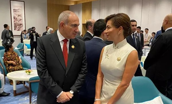 Paşinyan arvadı ilə barışıb