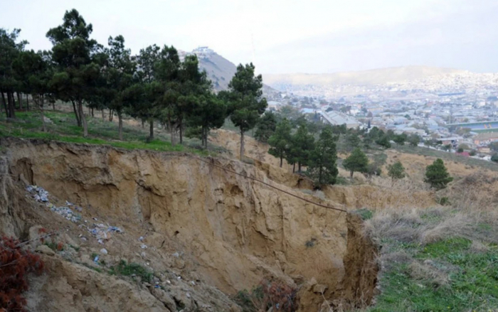 Bakıda    torpaq sürüşməsi    olub