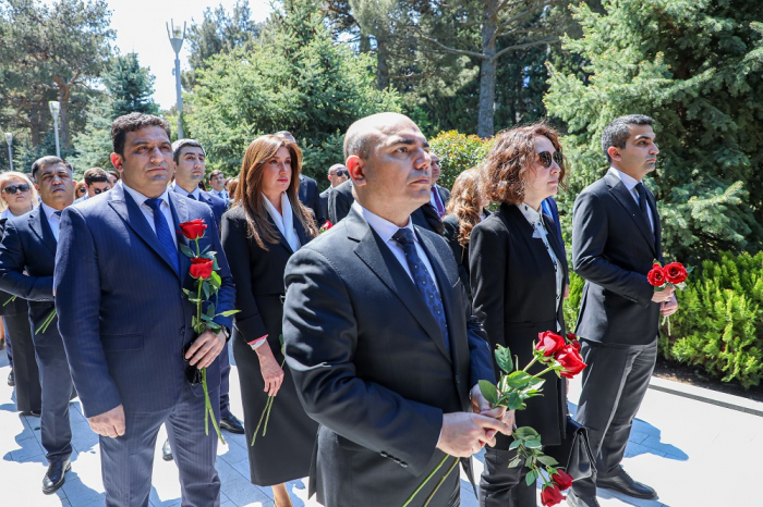 TƏBİB kollektivi Fəxri xiyabanı ziyarət edib    | FOTOLAR   