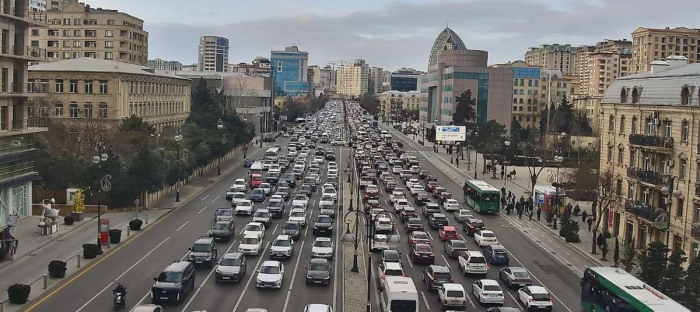 Nəqliyyat sıxlığını azaltmaq üçün yeni addım:    İş saatları dəyişə bilər   