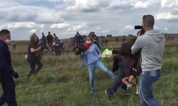Hongrie: mise à l`épreuve pour une journaliste qui avait frappé des migrants