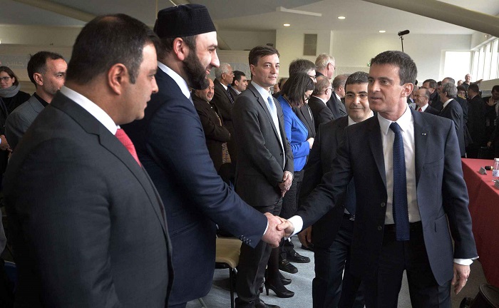 PM Valls se dit pour une interdiction temporaire du financement étranger des mosquées