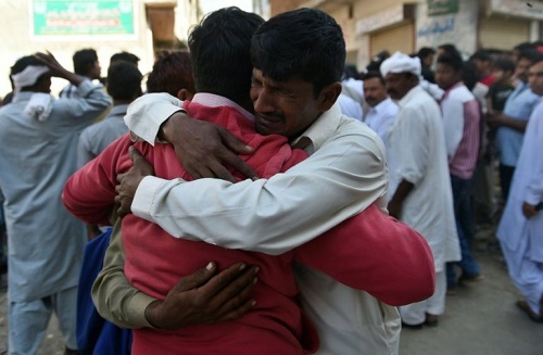 Pakistan: les talibans raillent le Premier ministre après l`attentat
