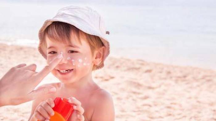 La crème solaire pour enfants pas meilleure que celle pour adultes