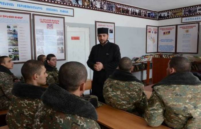 Ermənistan ordusunda ateistlər zorla xristianlaşdırılır
