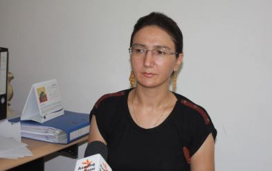 `Bacım bıçaqlanmayıb` - Xanım məmur danışdı