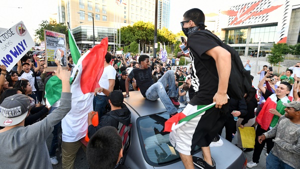 Des anti-Trump s`en prennent à ses supporters lors d`un meeting en Californie