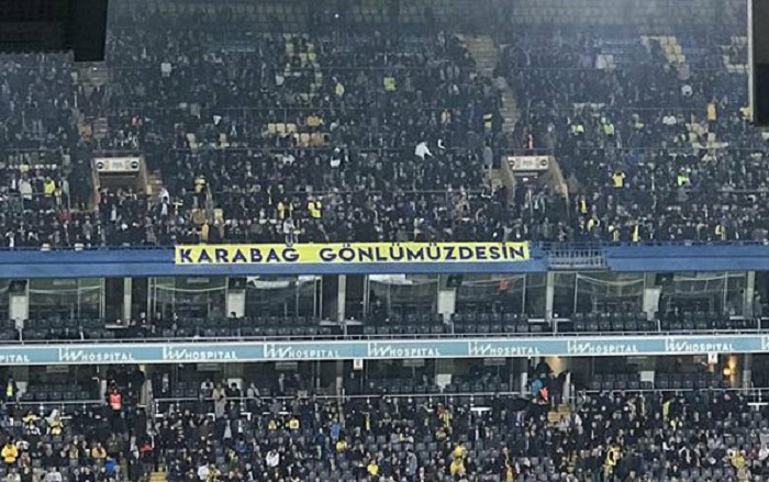 "Fənərbaxça"nın oyununda Qarabağ plakatı - FOTO