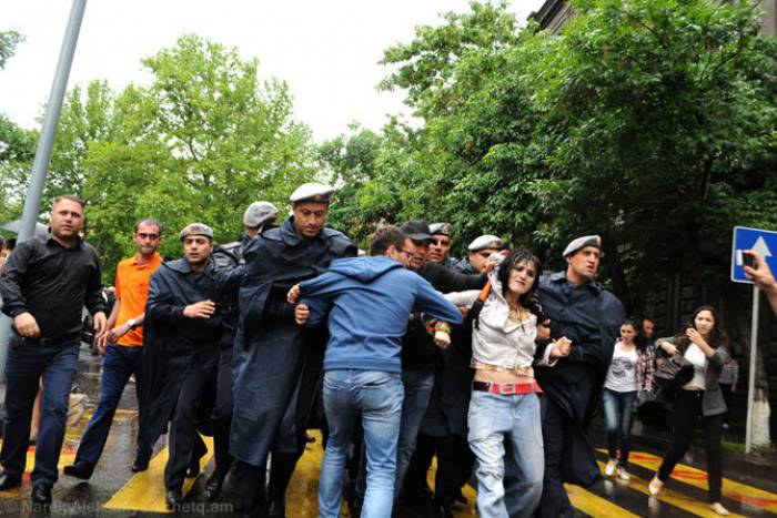 En Armenia los periodistas se someten a los golpes y a las ofensas