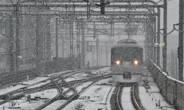 Chutes de neige historiques au Japon: des milliers de voyageurs bloqués 