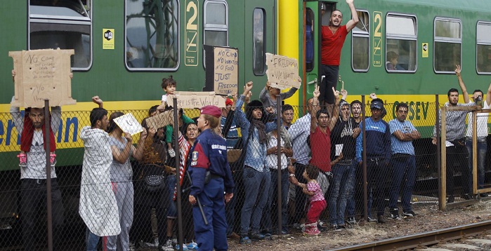 Refugees on Train, Police in 2nd Day of Standoff