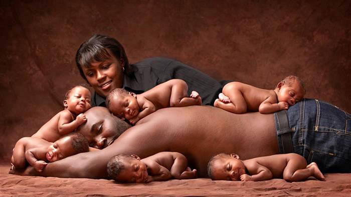 Family of 8 recreated this adorable photo of newborn sextuplets 6 years on