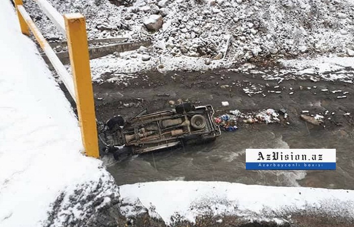 Qubada maşın çaya düşüb - Yaralılar var (FOTO)