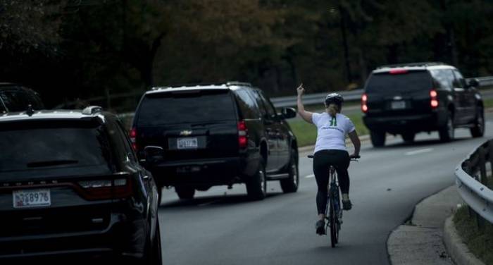 Etats Unis : virée après son doigt d’honneur à Trump