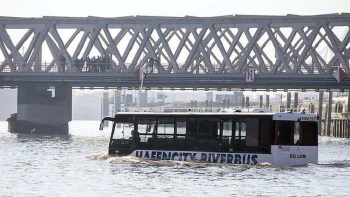 “Amphibienbus“ schippert durch Hamburg