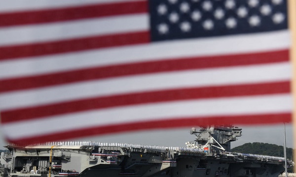 Un navire de guerre américain tire des coups de semonce contre des bateaux iraniens