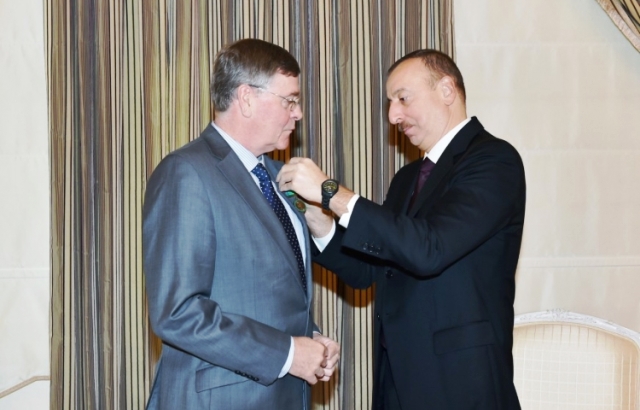 Ilham Aliyev übergab den Beamten der UN eine Medaille