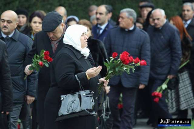 Azerbaijani public visits Alley of Honor to commemorate 14th death anniversary of Heydar Aliyev - PHOTOS