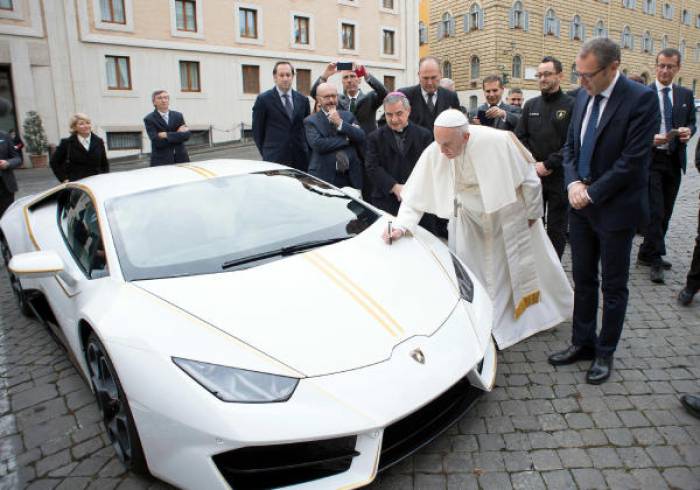 Le pape reçoit un bolide dont il n'a aucune utilité - PHOTOS