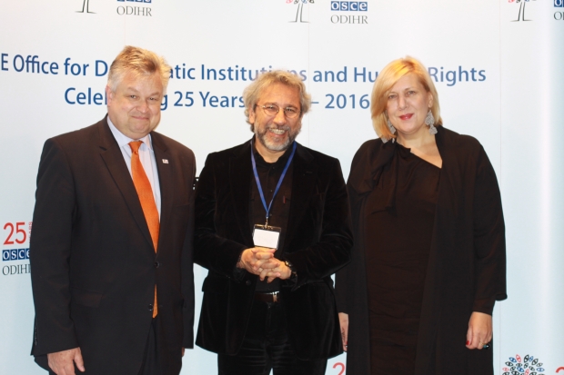 Représentant de la liberté des médias de l`OSCE et directeur du BIDDH félicitent le journal turc Cumhuriyet pour l`octroi du `prix Nobel alternatif`